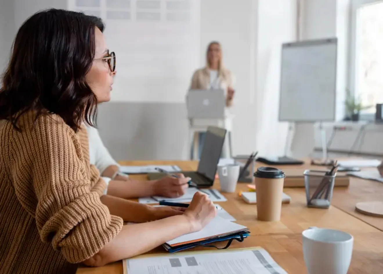 Étudiants en formation avec une enseignante, illustrant l’apprentissage de MyUnisoft et des méthodes utilisées en cabinet comptable pour développer leurs compétences professionnelles. logiciel MyU Education