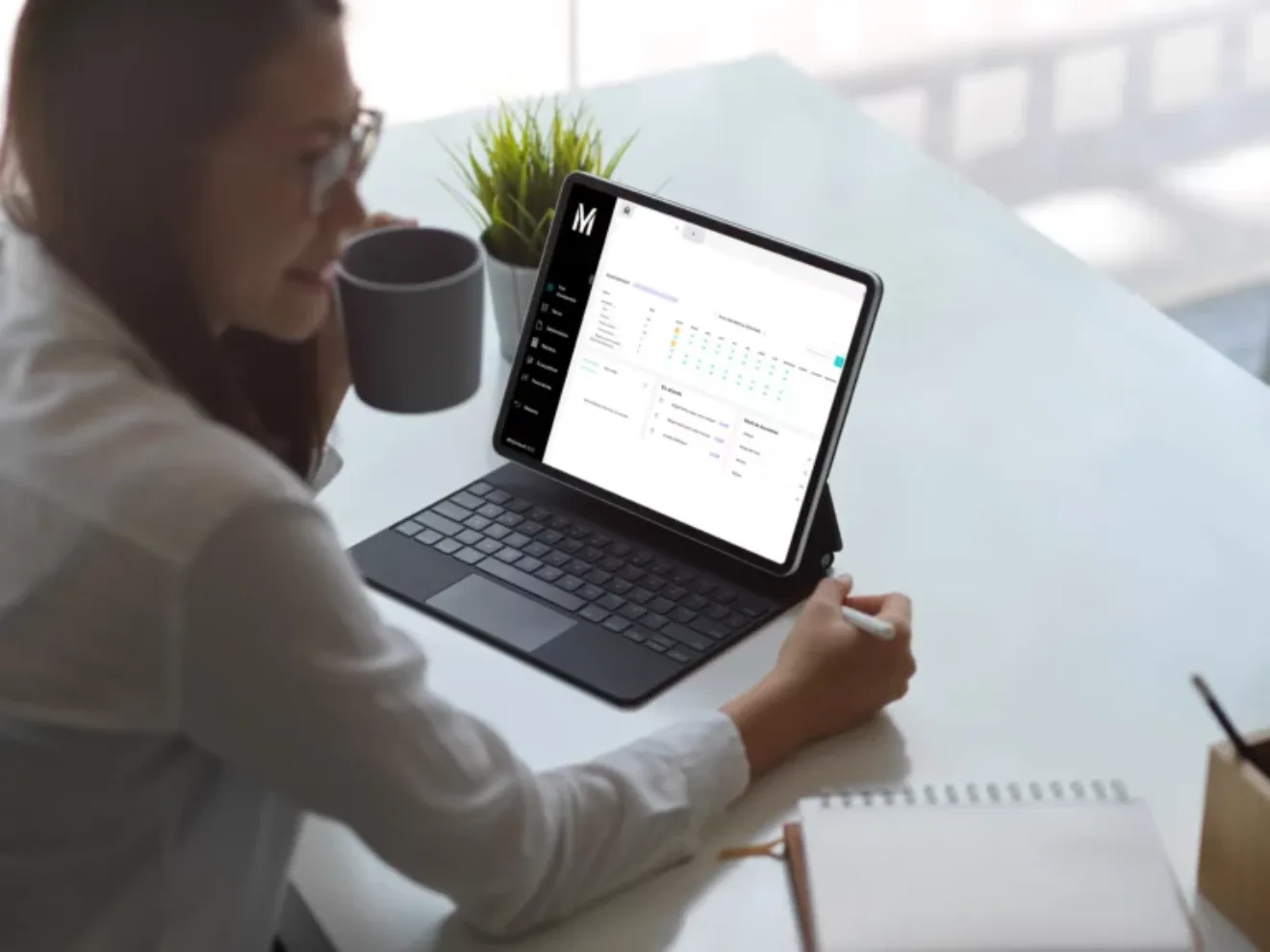 Formatrice consultant MyUnisoft sur ordinateur, illustrant la création de dossiers types et de cas pratiques pour accompagner les enseignants dans leurs formations