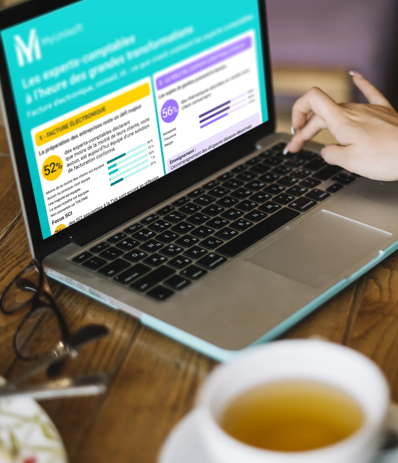 Infographie MyUnisoft sur les experts comptables face à la facture électronique, au conseil et à l'IA, affichée sur un ordinateur portable