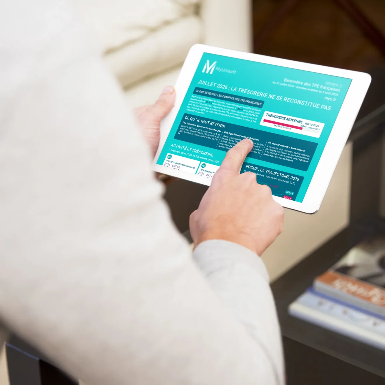 Infographie MyUnisoft sur les experts comptables face à la facture électronique, au conseil et à l'IA, affichée sur un ordinateur portable